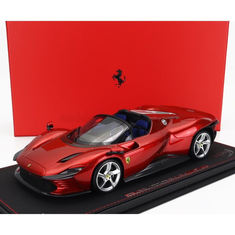 Ferrari Daytona SP3 Open Roof Icona 2022 - Con Vetrina - With Showcase Rosso Magma - Red Met - 1:18